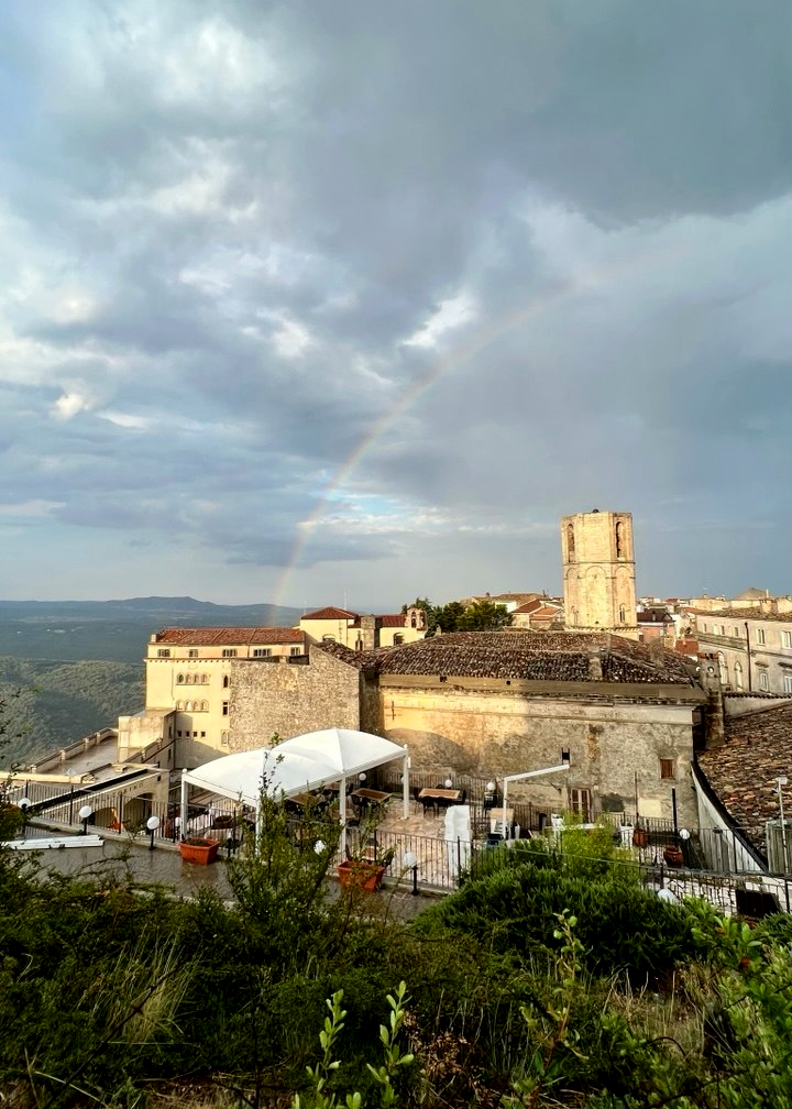Monte Sant'Angelo panorama su vaivorykšte po lietaus