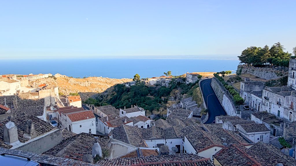Monte Sant'Angelo stogai ir Adrijos jūra horizonte