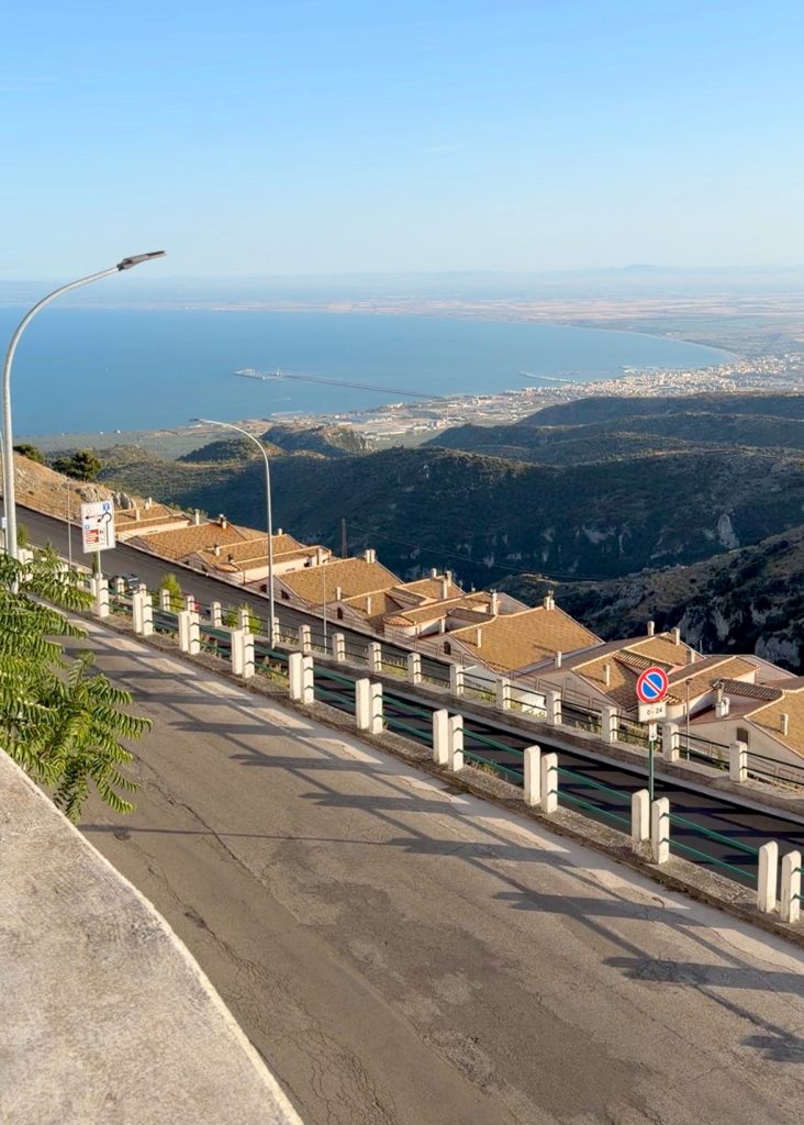 Kelias į Monte Sant'Angelo su vaizdu į Manfredonijos įlanką