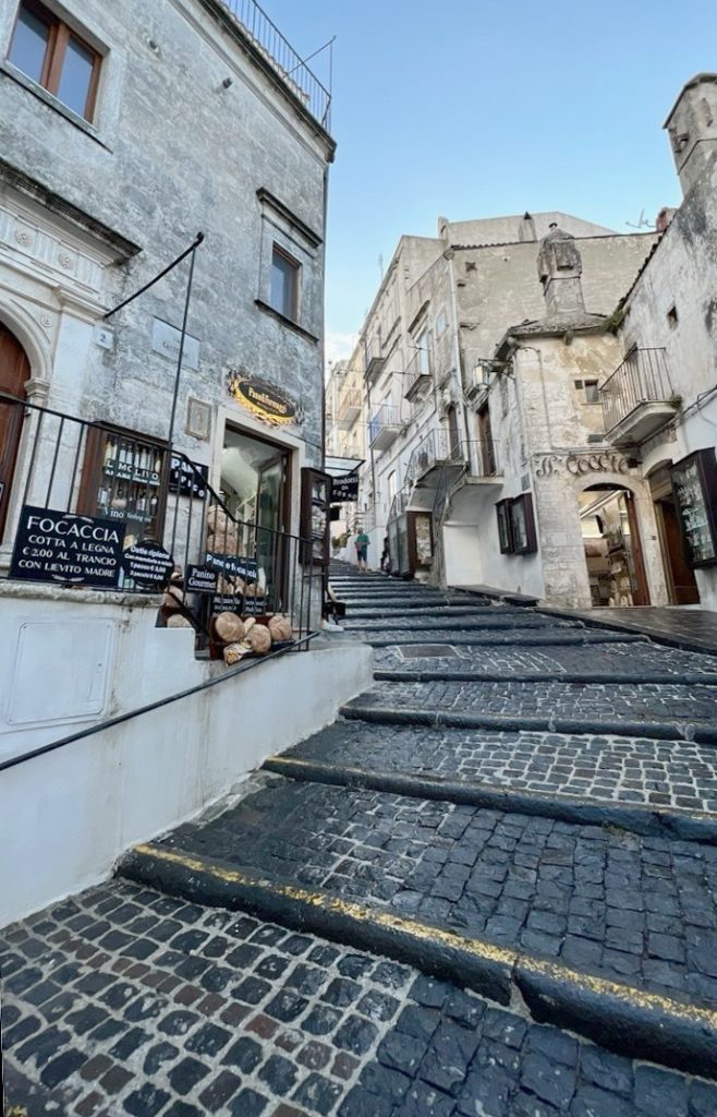 Akmeniniai laiptai Monte Sant'Angelo senamiestyje