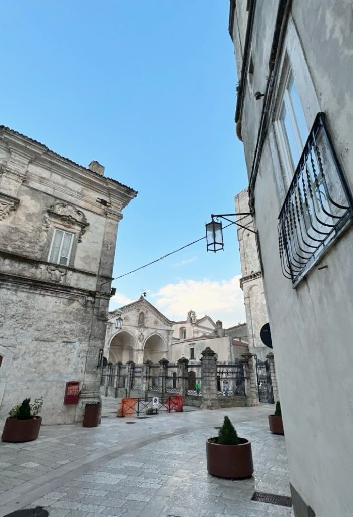 Gatvelė, vedanti prie bažnyčios Monte Sant'Angelo