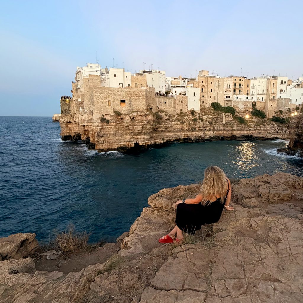 Polignano a Mare senamiestis ant uolų virš jūros