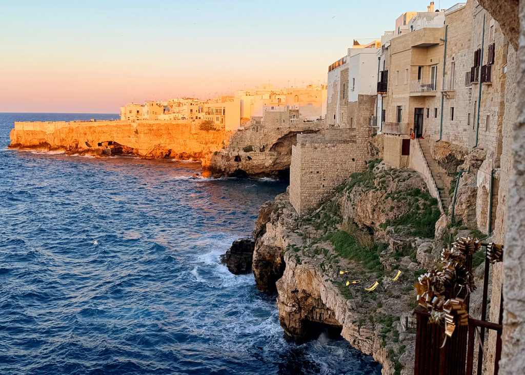 Polignano a Mare uolos vakaro šviesoje