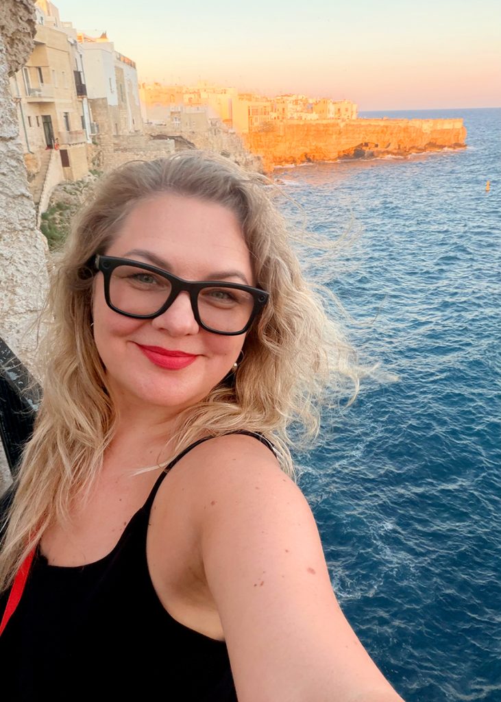 Gidė Agnė Polignano a Mare terasoje saulėlydžio metu